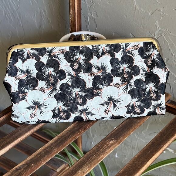 Tahari Floral snap and open wallet‎ magnetic closure - Picture 3 of 7
